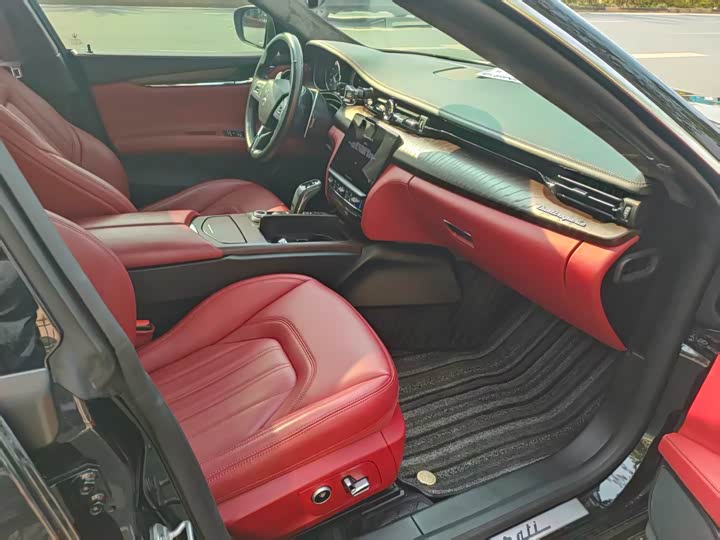 Фото 7 - Maserati Quattroporte