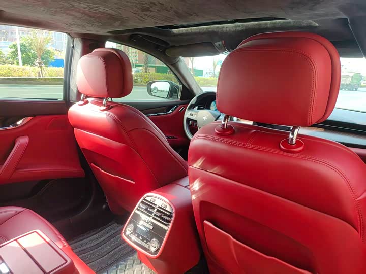 Фото 8 - Maserati Quattroporte