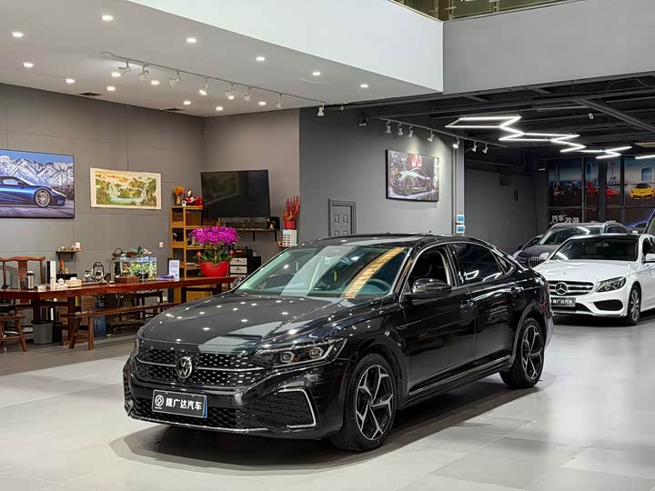 Фото 1 - Volkswagen Passat