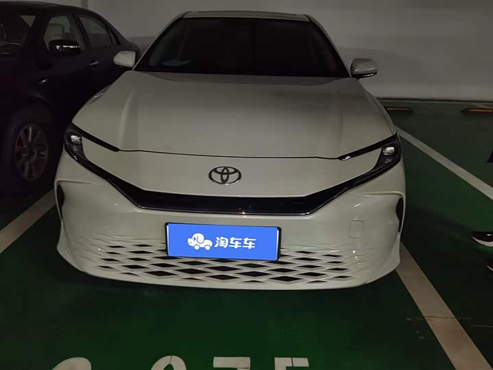 Фото 2 - Toyota Camry