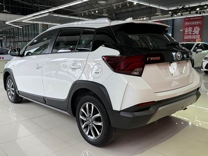 Photo 4 - Toyota Yaris L Hatchback