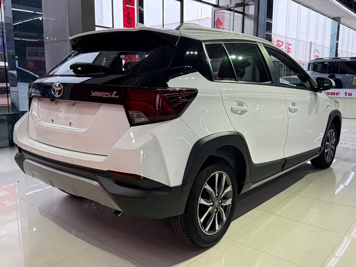 Photo 6 - Toyota Yaris L Hatchback