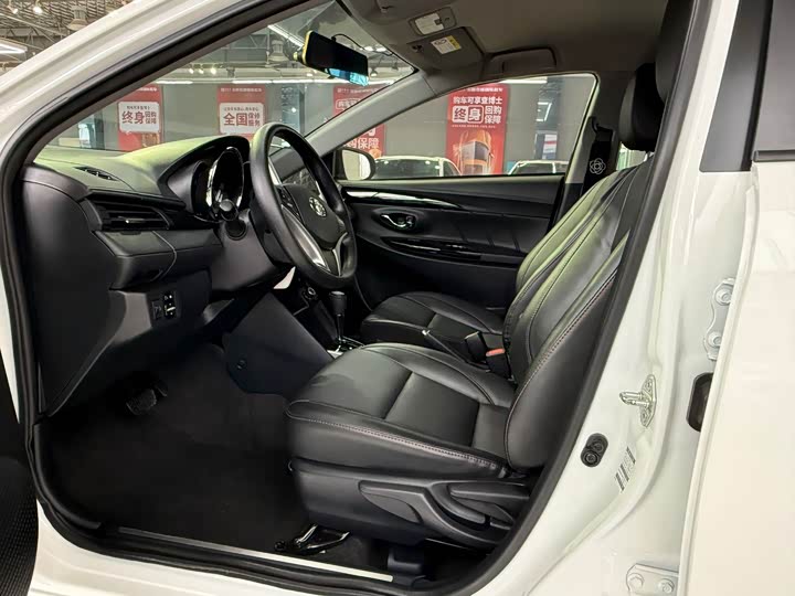 Photo 7 - Toyota Yaris L Hatchback