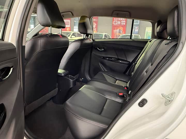 Photo 8 - Toyota Yaris L Hatchback