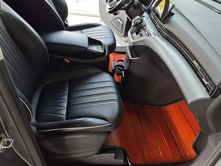 Фото 8 - Roewe iMax 8