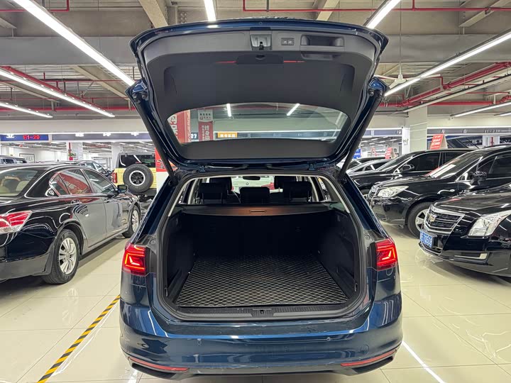 Фото 8 - Volkswagen Passat Variant