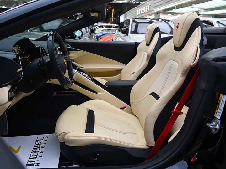 Photo 3 - Ferrari Roma