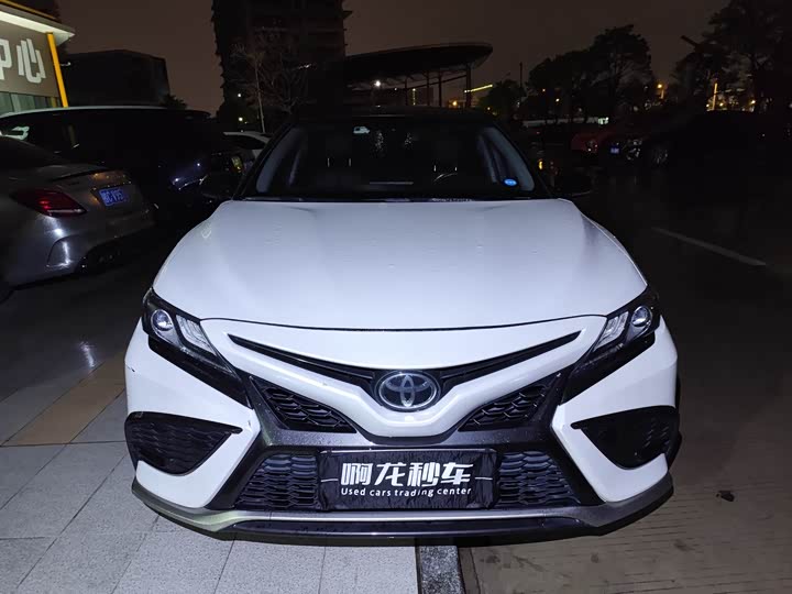 Фото 2 - Toyota Camry