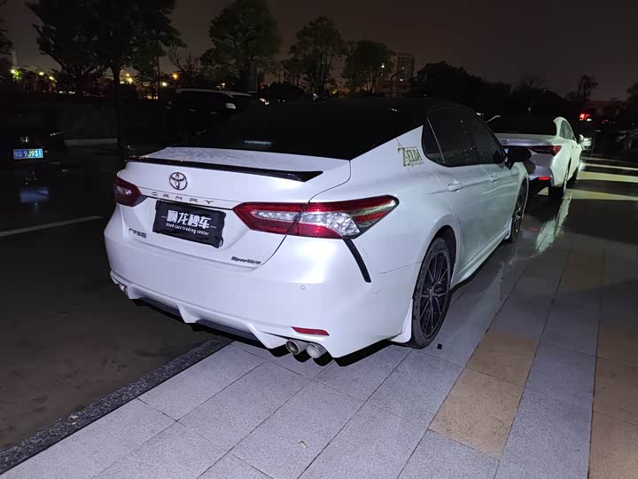 Фото 4 - Toyota Camry