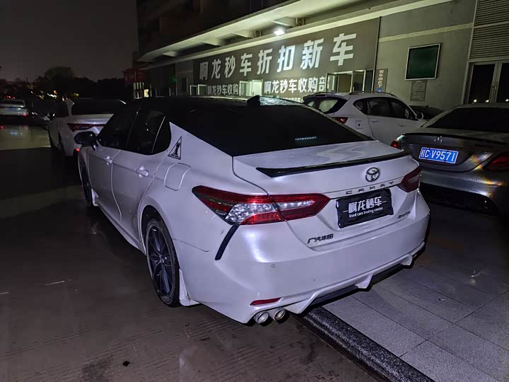 Фото 6 - Toyota Camry