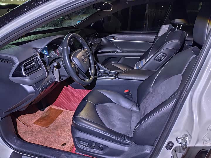 Фото 7 - Toyota Camry