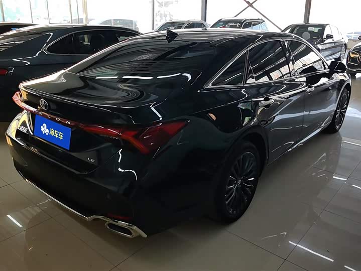 Photo 3 - Toyota Avalon