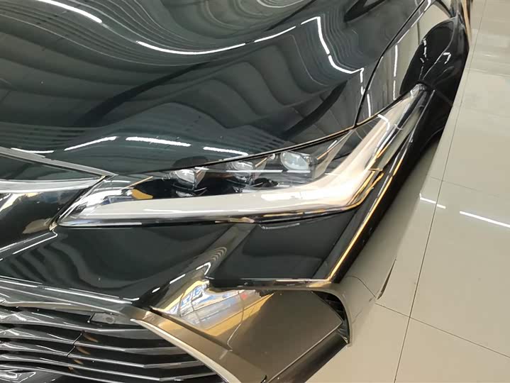 Photo 5 - Toyota Avalon