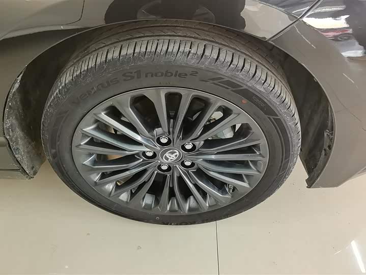 Photo 6 - Toyota Avalon