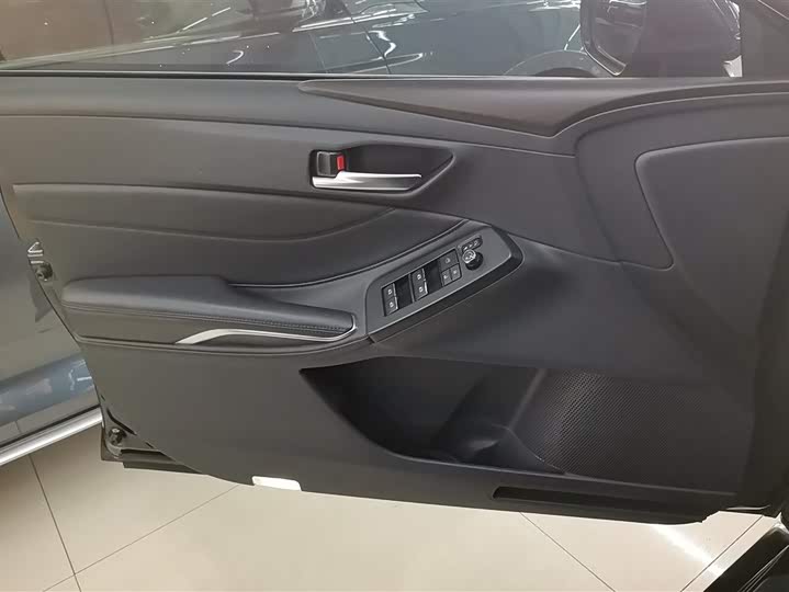 Photo 7 - Toyota Avalon