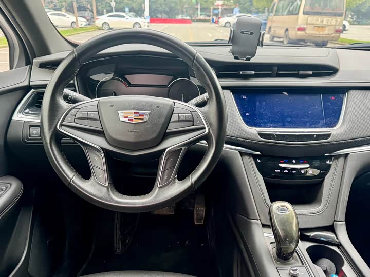Фото 6 - Cadillac XT5