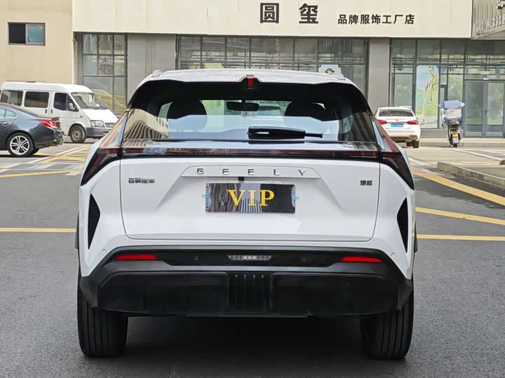 Фото 8 - Geely Atlas