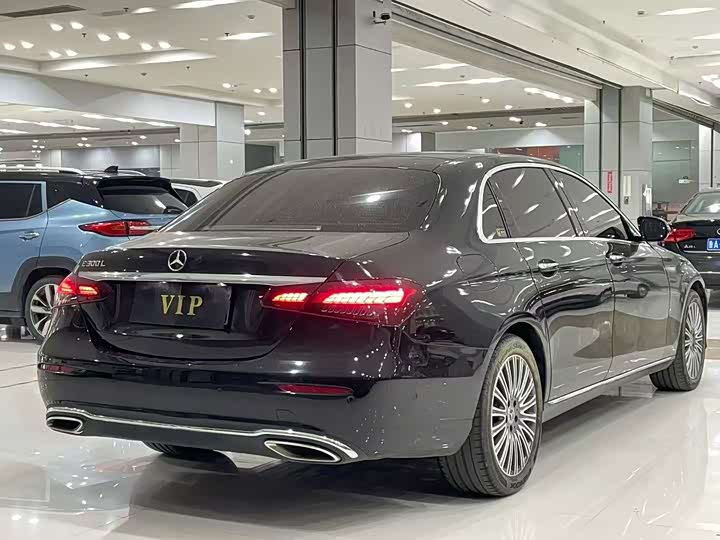 Фото 5 - Mercedes-Benz E-Class