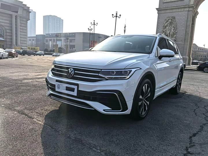 Фото 1 - Volkswagen Tiguan L Pro