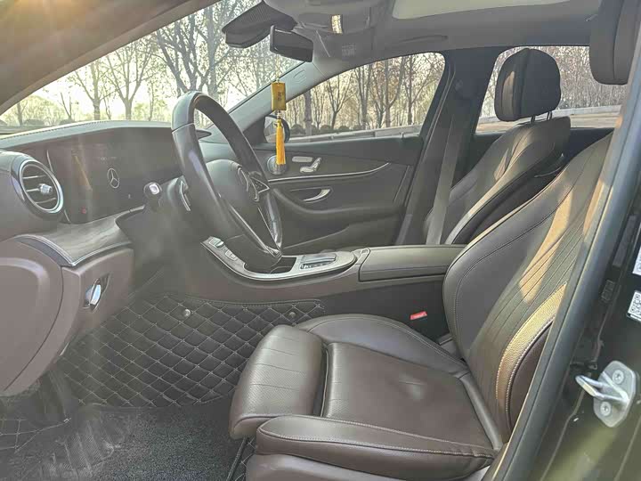 Фото 4 - Mercedes-Benz E-Class