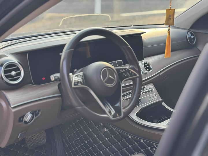 Фото 7 - Mercedes-Benz E-Class