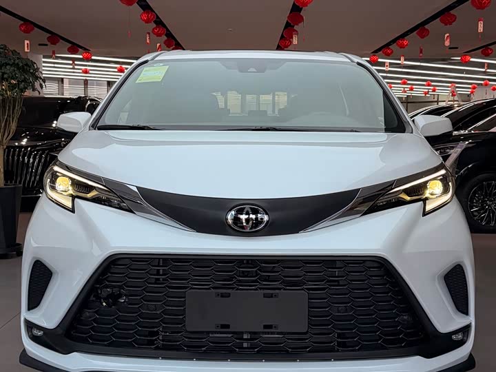 Photo 3 - Toyota Granvia