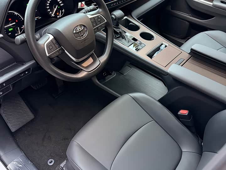 Photo 5 - Toyota Granvia