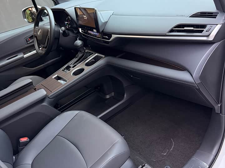 Photo 6 - Toyota Granvia