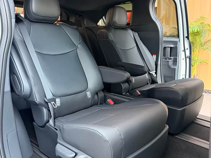 Photo 7 - Toyota Granvia