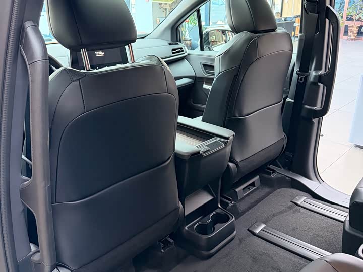 Photo 9 - Toyota Granvia