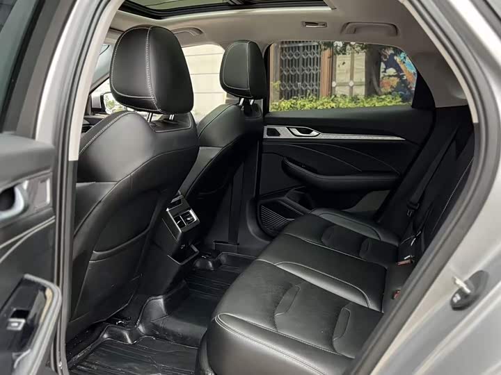 Фото 4 - Geely Preface