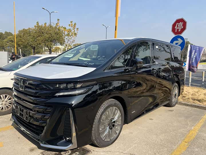 Фото 2 - Toyota Vellfire