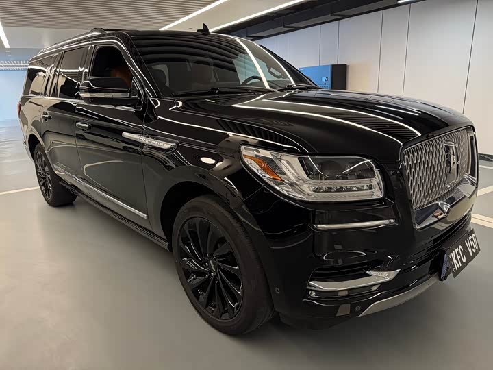 Photo 3 - Lincoln Navigator