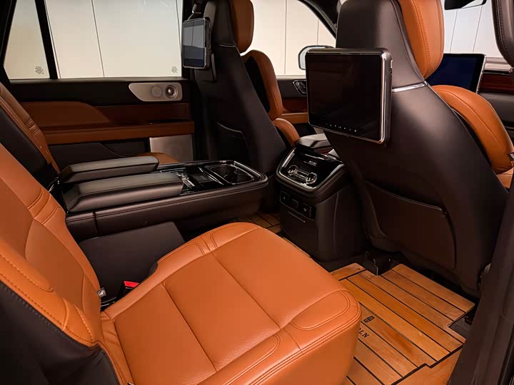 Photo 7 - Lincoln Navigator