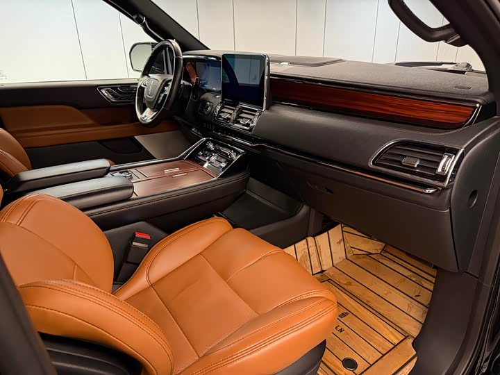 Photo 8 - Lincoln Navigator