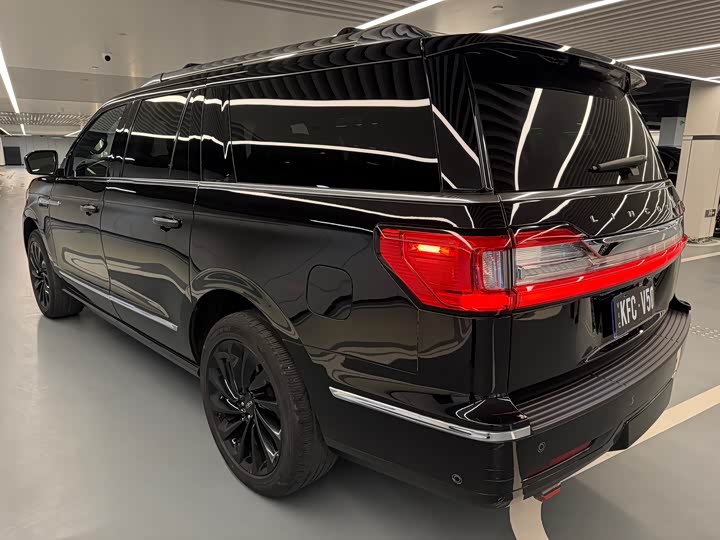 Photo 9 - Lincoln Navigator