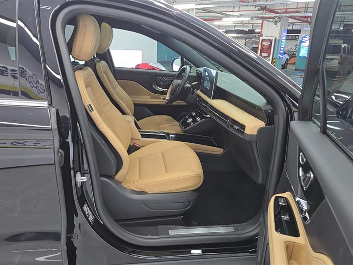 Photo 8 - Lincoln Corsair