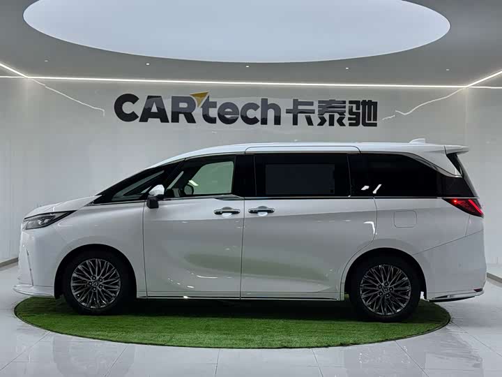 Фото 9 - Lexus LM