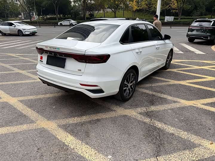 Фото 9 - Geely Emgrand