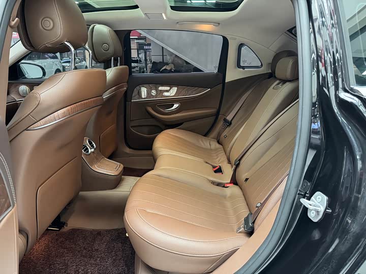 Фото 8 - Mercedes-Benz E-Class