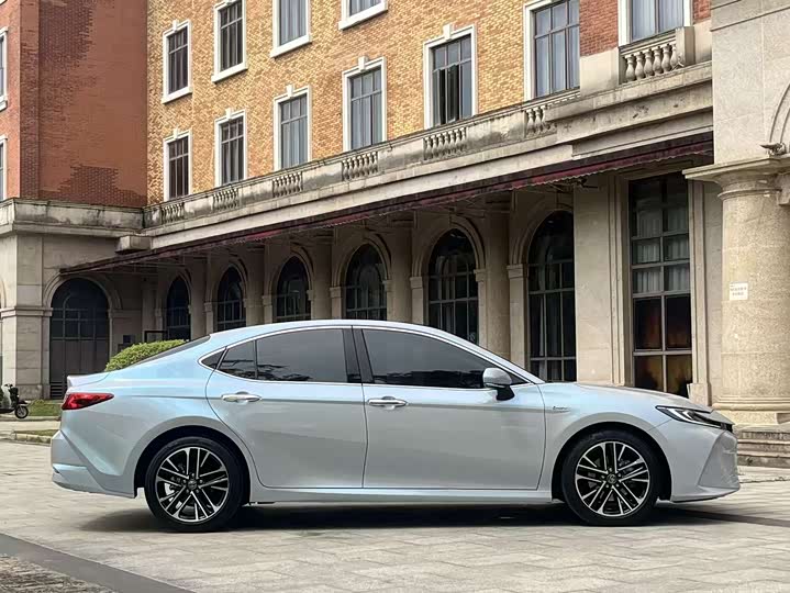 Фото 4 - Toyota Camry