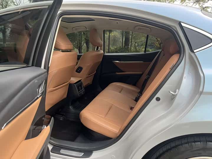 Фото 8 - Toyota Camry