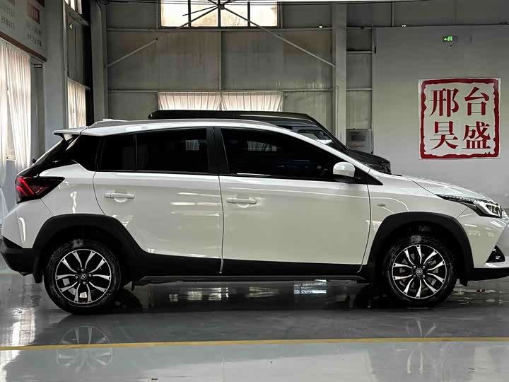 Фото 3 - Toyota Yaris L Hatchback