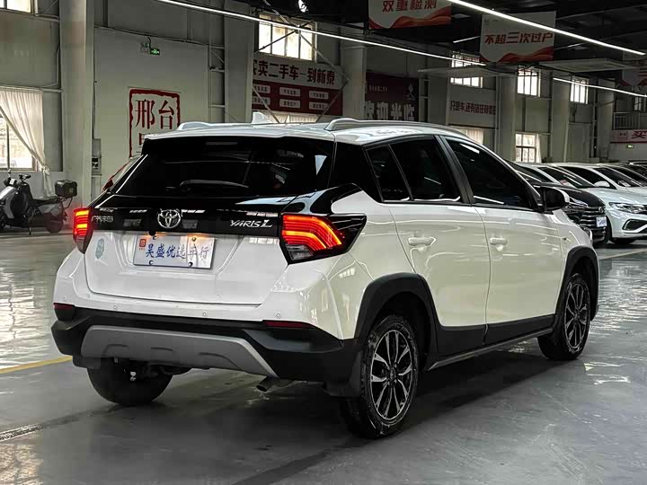 Фото 4 - Toyota Yaris L Hatchback