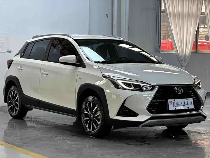 Фото 5 - Toyota Yaris L Hatchback