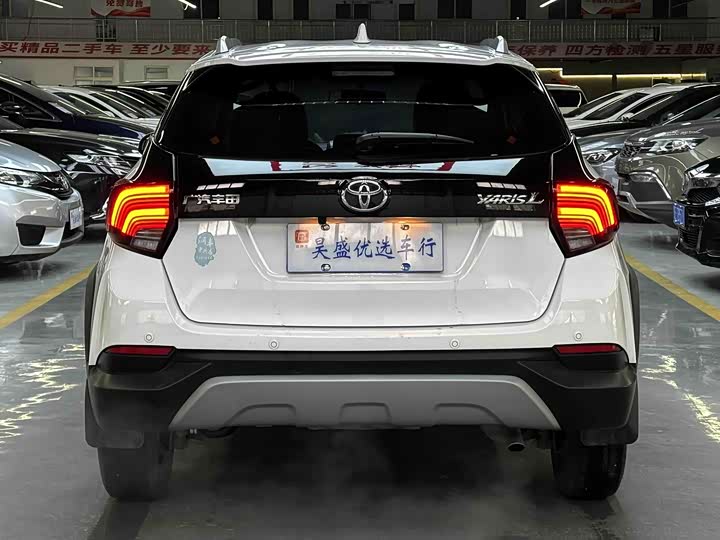 Фото 6 - Toyota Yaris L Hatchback