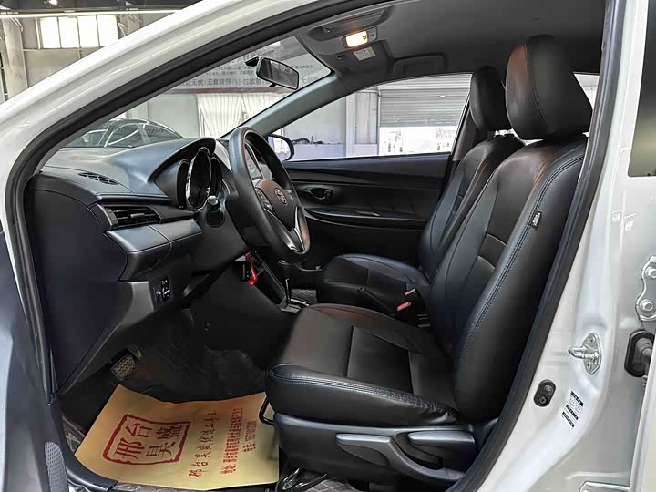 Фото 8 - Toyota Yaris L Hatchback