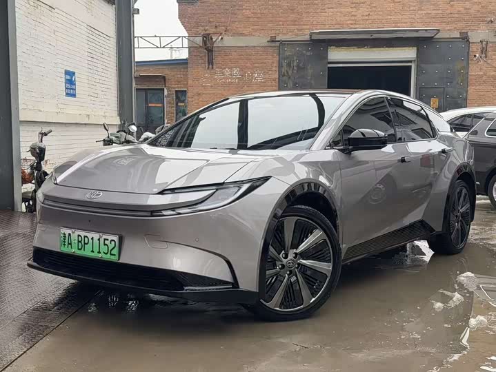 Фото 1 - Toyota bZ5