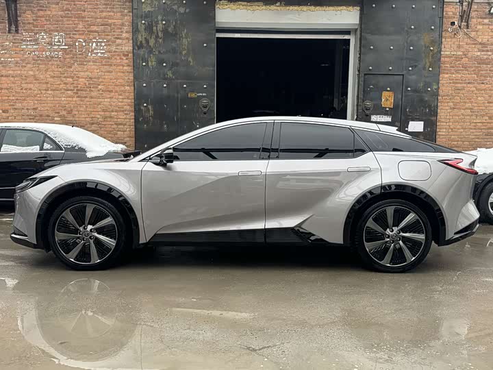 Фото 8 - Toyota bZ5