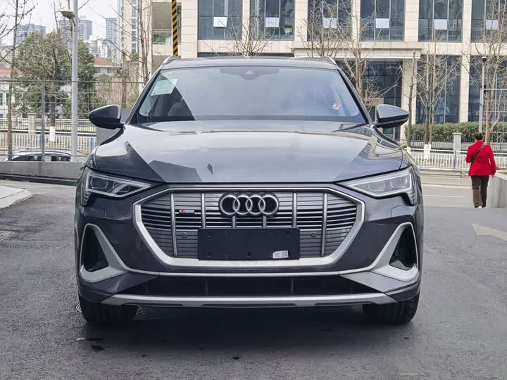 Фото 2 - Audi e-tron